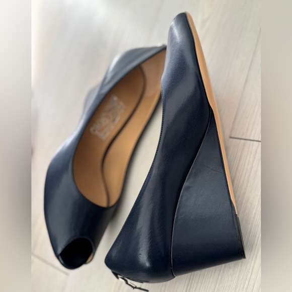 Salvatore Ferragamo Peep Toe Wedge Heel Navy Blue Pump 9.5 - Picture 7 of 11